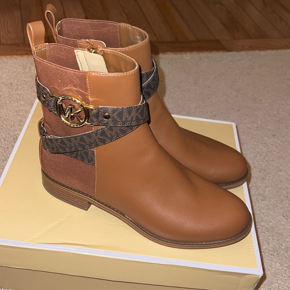 Michael Kors Women’s Rory Ankle Boot - Picture 4 of 11